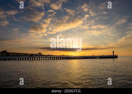 Tramonto sul vecchio molo in legno di Nieuwpoort, Belgio. Foto Stock
