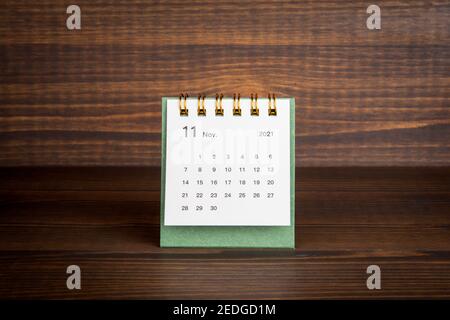 2021 novembre. Pianificazione del tempo, affari, conteggio dei giorni e vacanze. Calendario cartaceo su un tavolo di legno Foto Stock