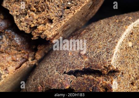 Fette di pane di segale appena sfornato con una crosta e. incrinature Foto Stock