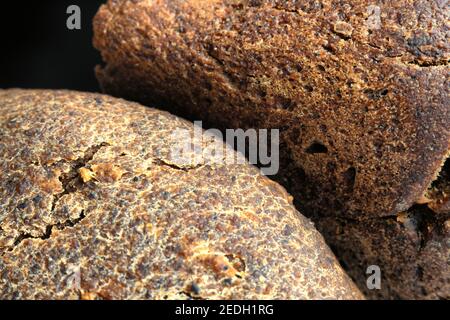 Croste di pane di segale appena sfornato con piccole crepe naturali primo piano Foto Stock