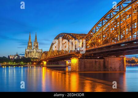Colonia Germania, skyline notturno della città alla Cattedrale di Colonia (Cologne Dom) Foto Stock