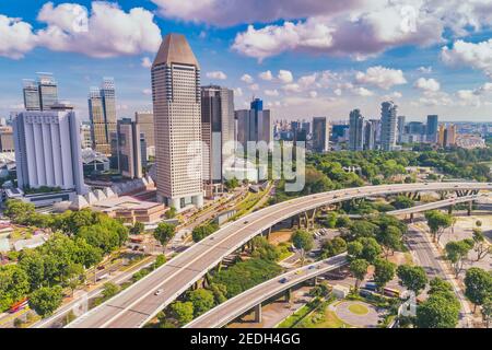 Singapore, vista ad alto angolo dello skyline della citta' nel quartiere degli affari di Marina Bay Foto Stock