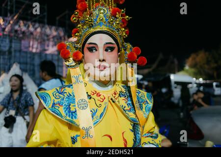 Un giocatore d'opera cinese in costume giallo e una corona in attesa di backstage prima dell'inizio dello spettacolo. Foto Stock