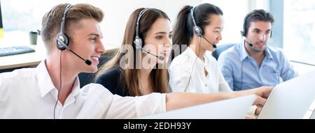 Gruppo di persone d'affari telemarketing team che lavorano insieme in chiamata sfondo banner ufficio centrale Foto Stock
