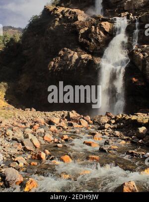 belle cascate nuranang o jang cascate e flusso fluente a tawang, arunachal pradesh, india Foto Stock