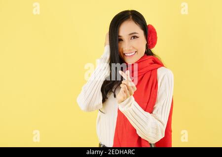 Donna che fa il gesto del cuore Foto Stock