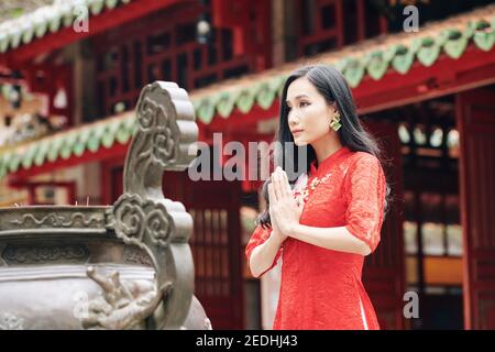 Giovane donna che prega Foto Stock