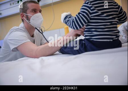 Stoccarda, Germania. 12 Feb 2021. Un medico esamina un bambino nell'OlgaHospital della Clinica di Stoccarda. (A dpa: 'DAK: Quasi ogni secondo operazione dei bambini annullata a causa di blocco') credito: Sebastian Gollnow/dpa/Alamy Live News Foto Stock