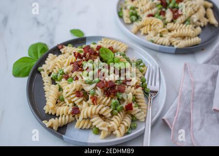 sana ricotta fatta in casa con pancetta e piselli Foto Stock