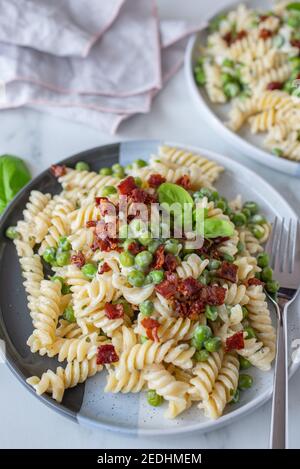 sana ricotta fatta in casa con pancetta e piselli Foto Stock