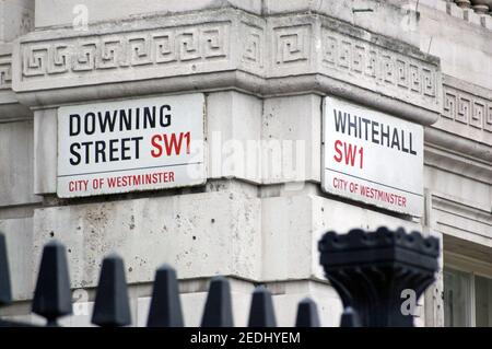 Cartelli stradali all'incrocio tra Downing Street (sede ufficiale del primo ministro) e Whitehall, dove hanno sede molti ministeri del governo. Westmin Foto Stock