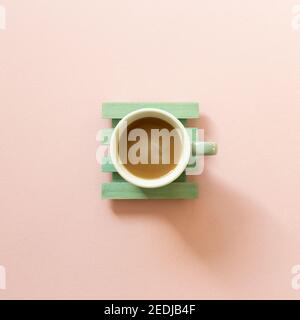 Tazza di caffè verde su sfondo rosa. Vista dall'alto, spazio per la copia Foto Stock