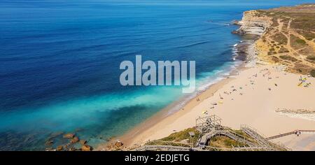 Bellissimo paesaggio. Vista dall'alto sull'incredibile costa dell'Oceano Atlantico. Vista meravigliosa con acqua azzurra. Foto Stock