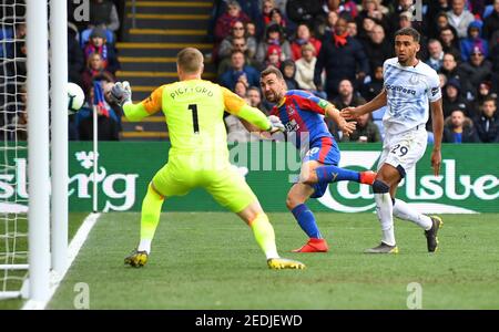 Calcio Calcio - Premier League - Crystal Palace v Everton - Selhurst Park, Londra, Gran Bretagna - 27 aprile 2019 James McArthur di Crystal Palace spara in goal SOLO PER USO EDITORIALE REUTERS/Dylan Martinez. Nessun utilizzo con audio, video, dati, elenchi di apparecchi, logo di club/campionato o servizi "live" non autorizzati. L'uso in-match online è limitato a 75 immagini, senza emulazione video. Nessun utilizzo nelle scommesse, nei giochi o nelle pubblicazioni di singoli club/campionati/giocatori. Per ulteriori informazioni, contattare il rappresentante commerciale.
