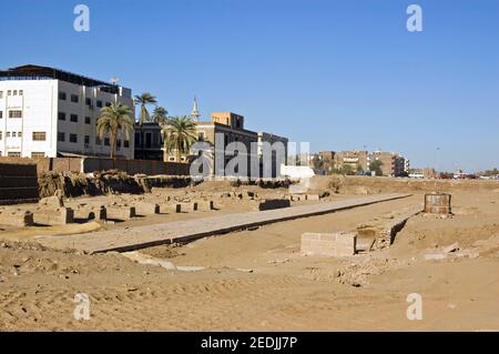 Archeologi e appaltatori stanno ricreando il viale delle Sphinxes che corre tra il Tempio di Luxor e il Tempio di Karnak a Luxor, Egitto. Karnak può Foto Stock