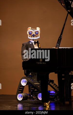 Milano, Italia. 14 Feb 2021. Milano, Online show Guess con chi gioco stasera con il robot TeoTronico e il pianista Roberto Prosseda nello spazio No hma. Credito solo per uso editoriale: Agenzia fotografica indipendente/Alamy Live News Foto Stock