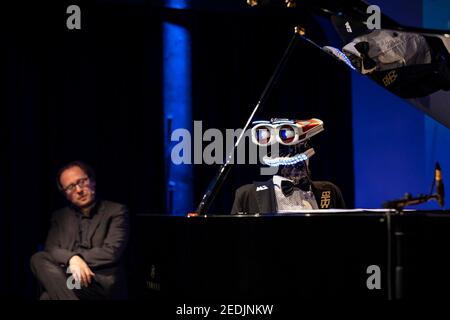 Milano, Italia. 14 Feb 2021. Milano, Online show Guess con chi gioco stasera con il robot TeoTronico e il pianista Roberto Prosseda nello spazio No hma. Credito solo per uso editoriale: Agenzia fotografica indipendente/Alamy Live News Foto Stock