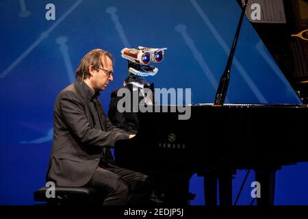 Milano, Italia. 14 Feb 2021. Milano, Online show Guess con chi gioco stasera con il robot TeoTronico e il pianista Roberto Prosseda nello spazio No hma. Credito solo per uso editoriale: Agenzia fotografica indipendente/Alamy Live News Foto Stock