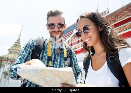 Giovane coppia turistica backpackers in viaggio a Bangkok Thailandia visitando antico Tempio tailandese in vacanze estive Foto Stock