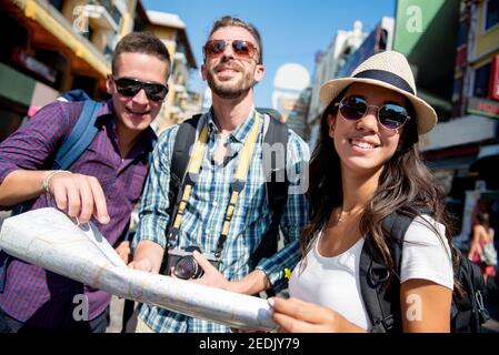 Gruppo di amici turisti zaino in spalla che viaggiano in Khao San Road Bangkok Thailandia per le vacanze estive Foto Stock