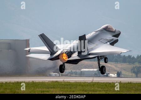 La foto del file di handout datata 7 agosto 2017 di un aeromobile F-35A Lightning II della Hill Air Force base, Utah, decollerà dalla base. Il team Air Force F-35 Jet che si esibisce in fiere aeree di tutto il mondo ha dovuto scalare le apparizioni quest'anno, a causa di una crescente carenza di motori a causa di periodi di riparazione più lunghi, alcuni a causa di carenze non segnalate in precedenza con i rivestimenti delle pale del motore. I motori dei modelli F-35s A sono stati "caldi" o vicini ai limiti del loro design, e il calore ha causato incrinature premature o delaminazione dei rivestimenti delle pale della turbina. Foto di Paul Holcomb/U.S. Foto Stock