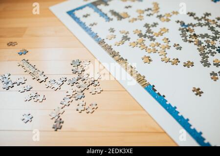 Soluzione puzzle per tutta la famiglia - una foto di molti piccoli pezzi Foto Stock