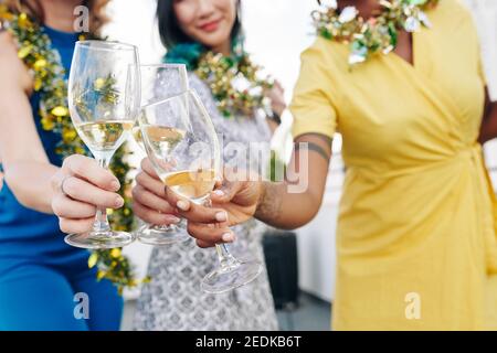 Gli ospiti di partito di bere champagne Foto Stock