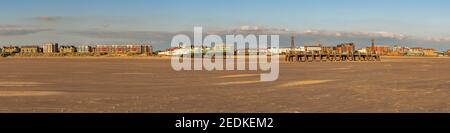 St Anne's, Lancashire, Inghilterra, Regno Unito - 29 Aprile 2019: vista dalla spiaggia di Sant'Anna Pier con la passeggiata in background Foto Stock