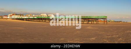 St Anne's, Lancashire, Inghilterra, Regno Unito - 29 Aprile 2019: vista dalla spiaggia di Sant'Anna Pier con la passeggiata in background Foto Stock
