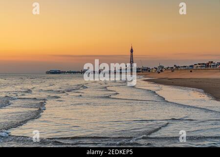 Blackpool, Inghilterra, Regno Unito - 29 Aprile 2019: luce della sera su Blackpool, visto da sud del molo, guardando a nord verso il molo centrale e la torre Foto Stock