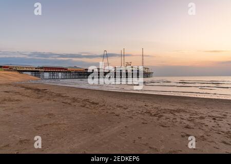 Blackpool, Inghilterra, Regno Unito - 29 Aprile 2019: luce della sera oltre il molo sud Foto Stock