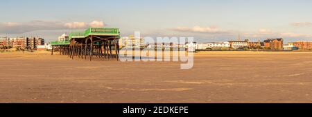 St Anne's, Lancashire, Inghilterra, Regno Unito - 29 Aprile 2019: vista dalla spiaggia di Sant'Anna Pier con la passeggiata in background Foto Stock