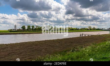 Ragazzo di testa, Lincolnshire, England, Regno Unito - 26 Aprile 2019: Il fiume Nene e Sir Peter Scott Faro Est Foto Stock