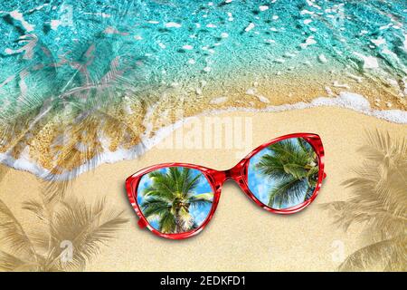 Blue Sea wave, spiaggia di sabbia gialla, acque turchesi dell'oceano, occhiali da sole rossi, palme blu riflesso cielo verde, vista dall'alto in primo piano, vacanze estive Foto Stock