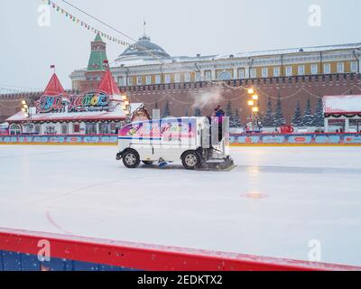 Mosca. Russia. 12 febbraio 2021. La Piazza Rossa. Un'auto pulisce la neve e lucida il ghiaccio sulla pista di pattinaggio del grande magazzino principale su un Foto Stock