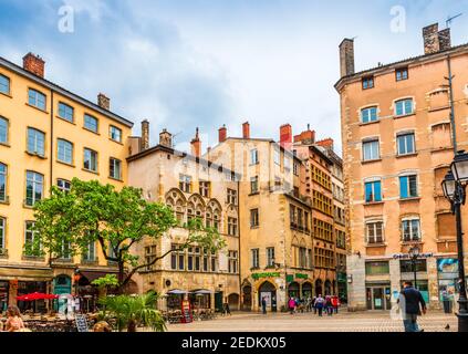 Una piccola piazza con le sue facciate rinascimentali, nel quartiere di Vieux Lyon nel Rhône, Francia Foto Stock