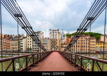 Le rive della Saone e la passerella Saint Vincent de Lyon al tramonto, nel Rodano, Francia Foto Stock