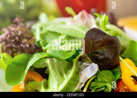 Primo piano di una colorata e sana insalata di verdure miste Foto Stock