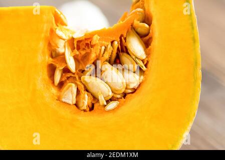 Chiuso di zucca gialla, polpa e semi freschi crudi a fette Foto Stock