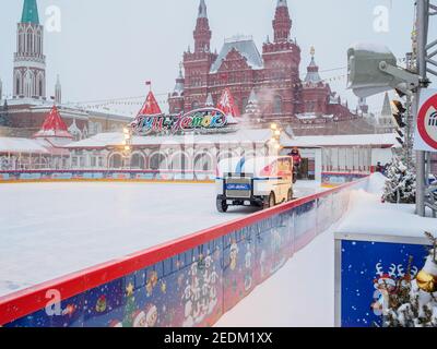 Mosca. Russia. 12 febbraio 2021. La Piazza Rossa. Un'auto pulisce la neve e lucida il ghiaccio sulla pista di pattinaggio del grande magazzino principale su un Foto Stock