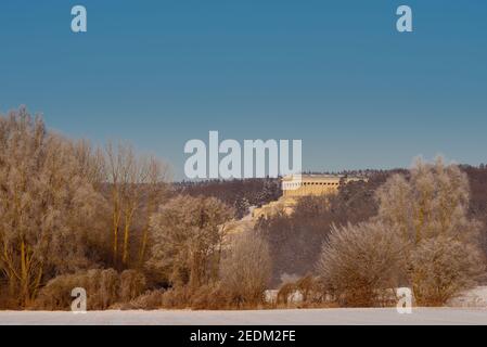 Memoriale di Walhalla a Donaustauf, vicino a Ratisbona e al Danubio giornate invernali limpide e fredde con sole e neve Foto Stock