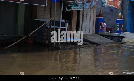 Atmosfera alluvionale nel villaggio del residente, Pekalongan, Indonesia, 12 febbraio 2021 Foto Stock