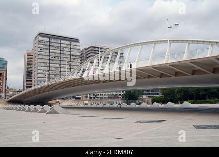 Il Pont de Exposicio sul parco del fiume Turia a Valencia, Spagna. Conosciuto anche come il ponte Alameda. Foto Stock