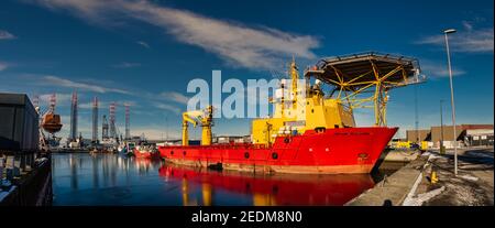 Nave di soccorso per il petrolio e il servizio eolico nel porto di Esbjerg, Danimarca Foto Stock