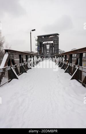 Magdeburgo, Germania. 09 febbraio 2021. La neve si trova sullo storico ponte elevatore, un punto di riferimento della città di Magdeburgo. Credit: Stefano Nosini/dpa-Zentralbild/ZB/dpa/Alamy Live News Foto Stock