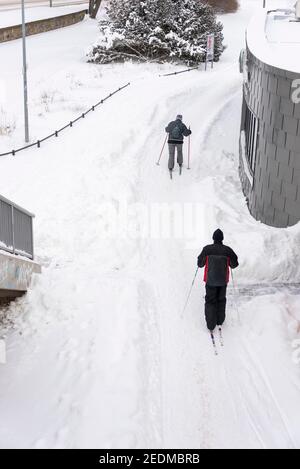 Magdeburgo, Germania. 09 febbraio 2021. Due sciatori si trovano sull'Elba. Credit: Stefano Nosini/dpa-Zentralbild/ZB/dpa/Alamy Live News Foto Stock