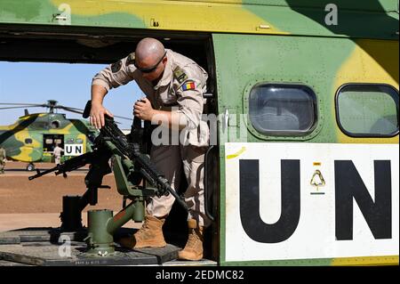 MALI, Gao, Minusma missione un, Camp Castor, unità elicottero rumeno Puma per i voli paramedici di soccorso, Elicottero IAR-330 Puma L-RM, combattente alla mitragliatrice americana M240 B della società americana FN Manufacturing Inc. In Colombia / MALI, Gao, Missione un Minusma, multidimensionale Integrierte Stabilizierungsni, Malission in Veregione, Malersm, Malén CAMP CASTOR , rumänische Hubbrauber Staffel für medizinische Hilfe, Helikopter IAR-330 Puma L-RM, Maschinengewehr M240 B des US Hersteller FN Manufacturing, Inc. In Columbia Foto Stock