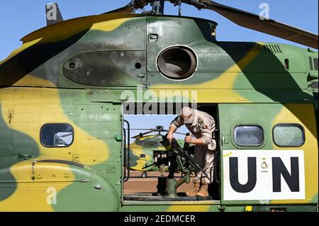 MALI, Gao, Minusma missione un, Camp Castor, unità elicottero rumeno Puma per i voli paramedici di soccorso, Elicottero IAR-330 Puma L-RM, combattente alla mitragliatrice americana M240 B della società americana FN Manufacturing Inc. In Colombia / MALI, Gao, Missione un Minusma, multidimensionale Integrierte Stabilizierungsni, Malission in Veregione, Malersm, Malén CAMP CASTOR , rumänische Hubbrauber Staffel für medizinische Hilfe, Helikopter IAR-330 Puma L-RM, Maschinengewehr M240 B des US Hersteller FN Manufacturing, Inc. In Columbia Foto Stock