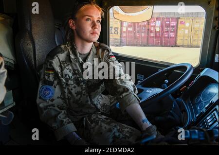 MALI, Gao, missione di mantenimento della pace dell'ONU MINUSMA, Camp Castor, Bundeswehr dell'esercito tedesco, soldato femminile/MALI, Gao, Minusma un Friedensmission, Camp Castor, deutsche Bundeswehr, Stabsunteroffizierin arbeitet auf Transport LKW mit Auffahrplatte Foto Stock