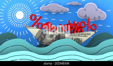 La banconota americana come una barca di carta con i simboli rossi della percentuale galleggia sulle onde dell'oceano sullo sfondo del cielo blu, delle nuvole e del sole. Foto Stock